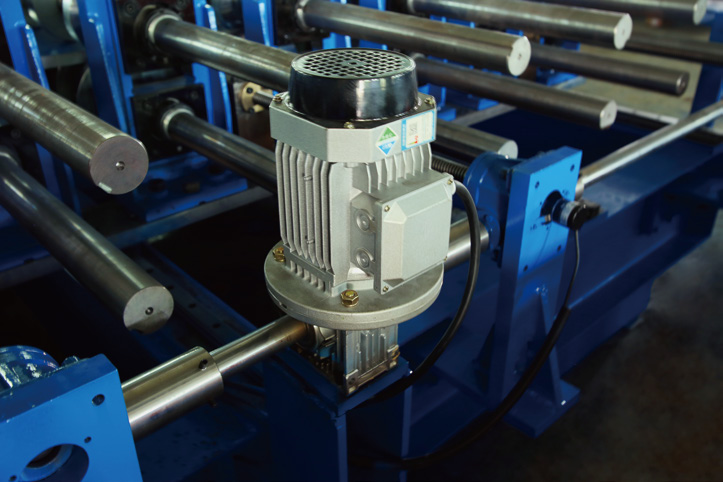 Motorized door-skin size-adjustment mechanism