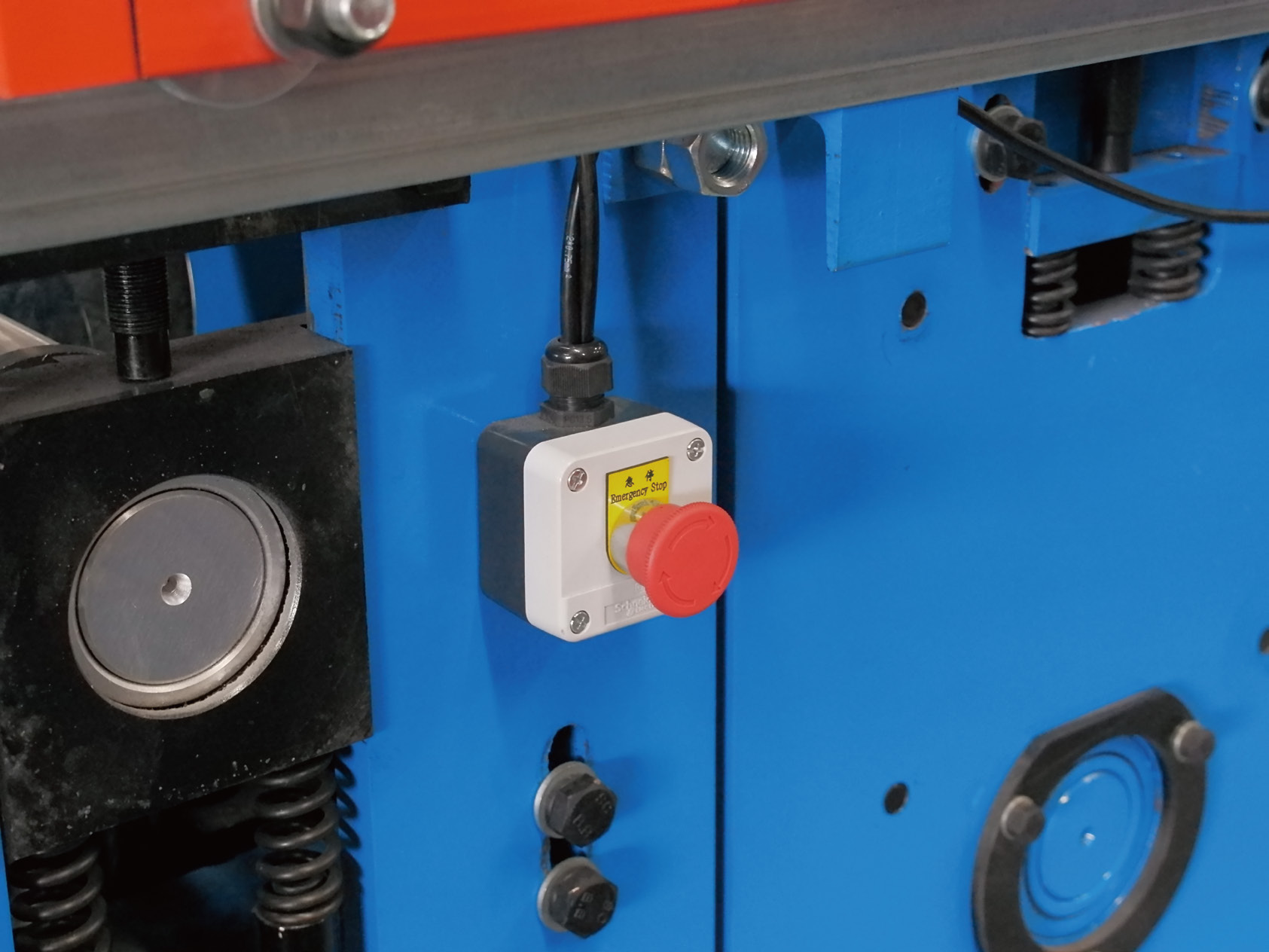 Emergency-stop control on the roll-forming machine