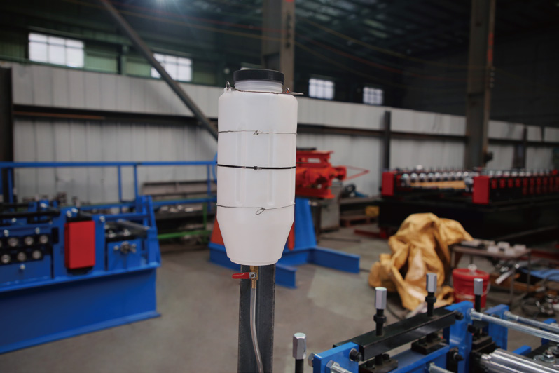 Lubrication bottle and feed equipment