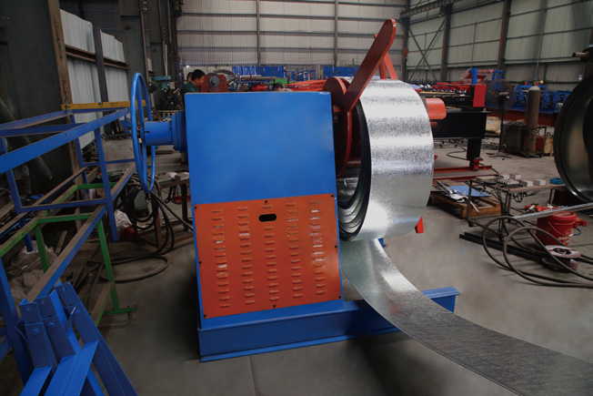 Hydraulic decoiler and steel coil