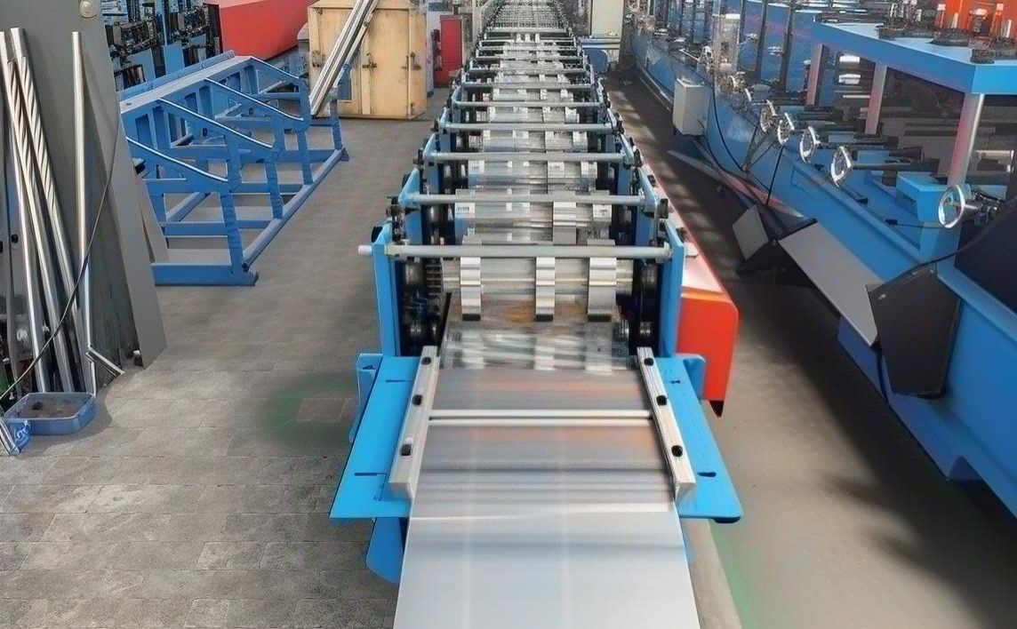 Feeding device guiding strip into the Spanish gutter forming line