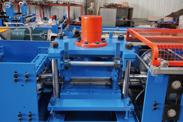 Hydraulic post-punching operation on the top-beam equipment